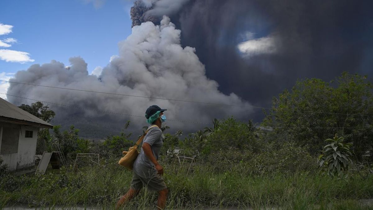 wapres-gibran-tinjau-kondisi-pengungsi-erupsi-lewotobi-laki-laki-di-larantuka